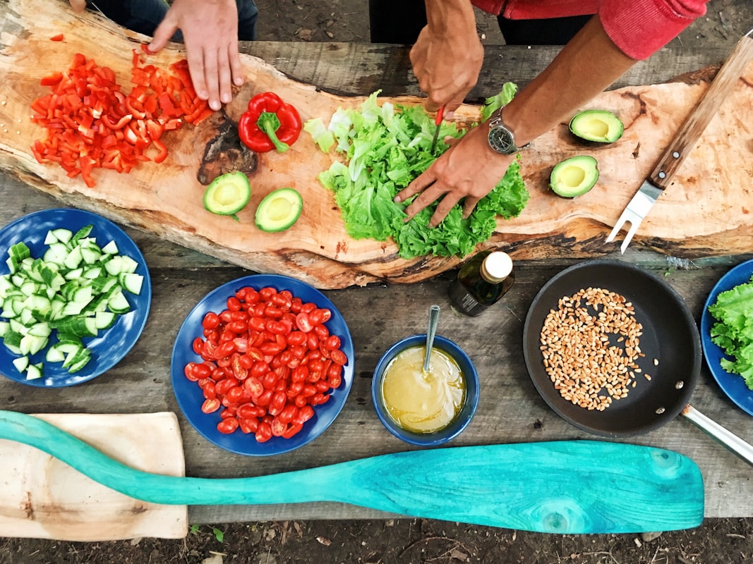 Miska z quinoa, awokado i warzywami grillowanymi
